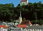 Riedenburg, hochoben die Rosenburg, Kanal-km 152,5 : Motorboot, Kirche, Burg, Ortschaft